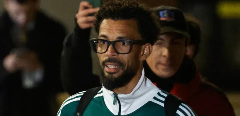Jugador saliendo del hotel con uniforme deportivo
