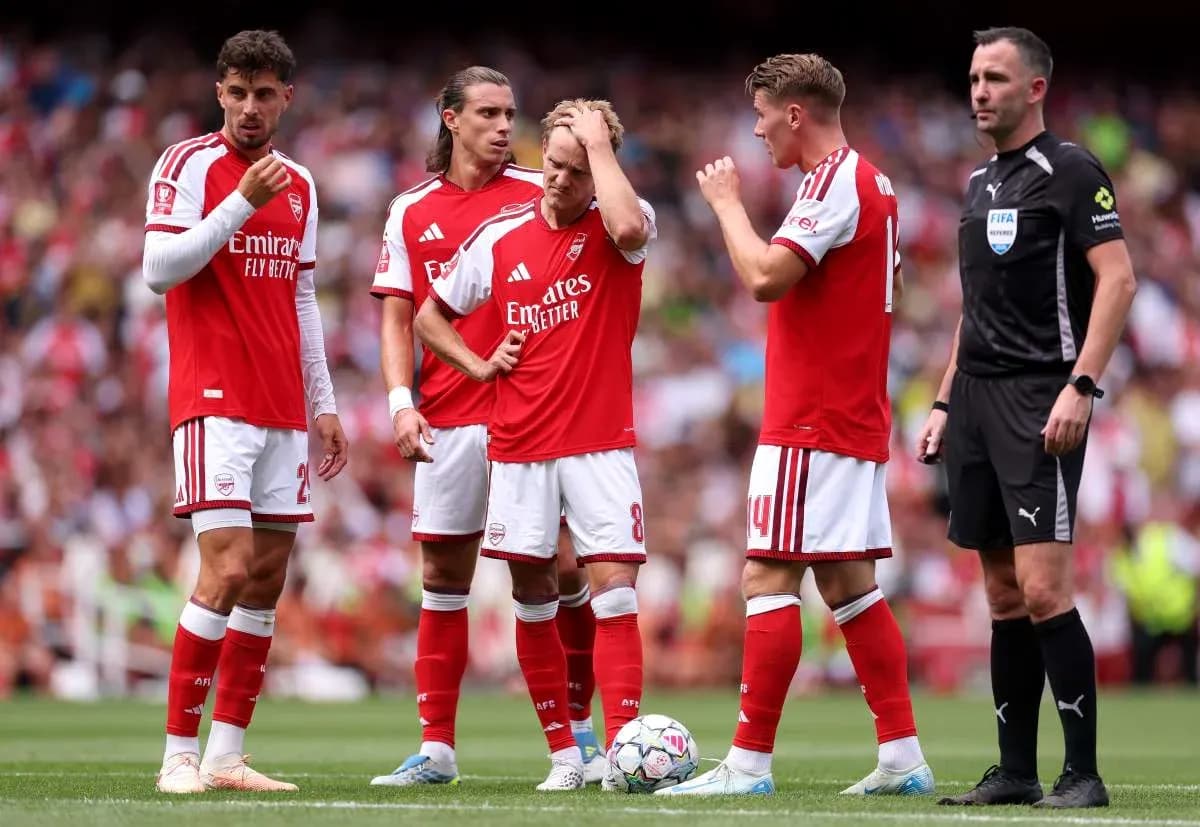Jugadores del Arsenal discutiendo con el árbitro