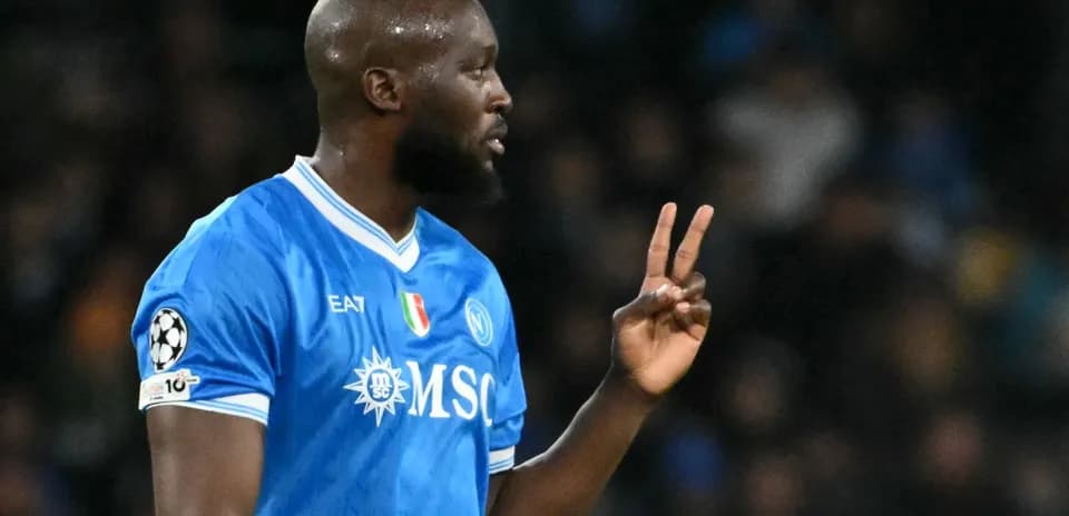 Jugador de Napoli señalando con dos dedos durante el partido