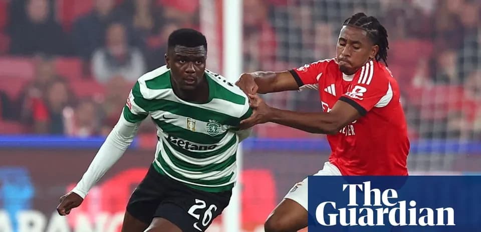 Jugador de Sporting CP luchando por el balón