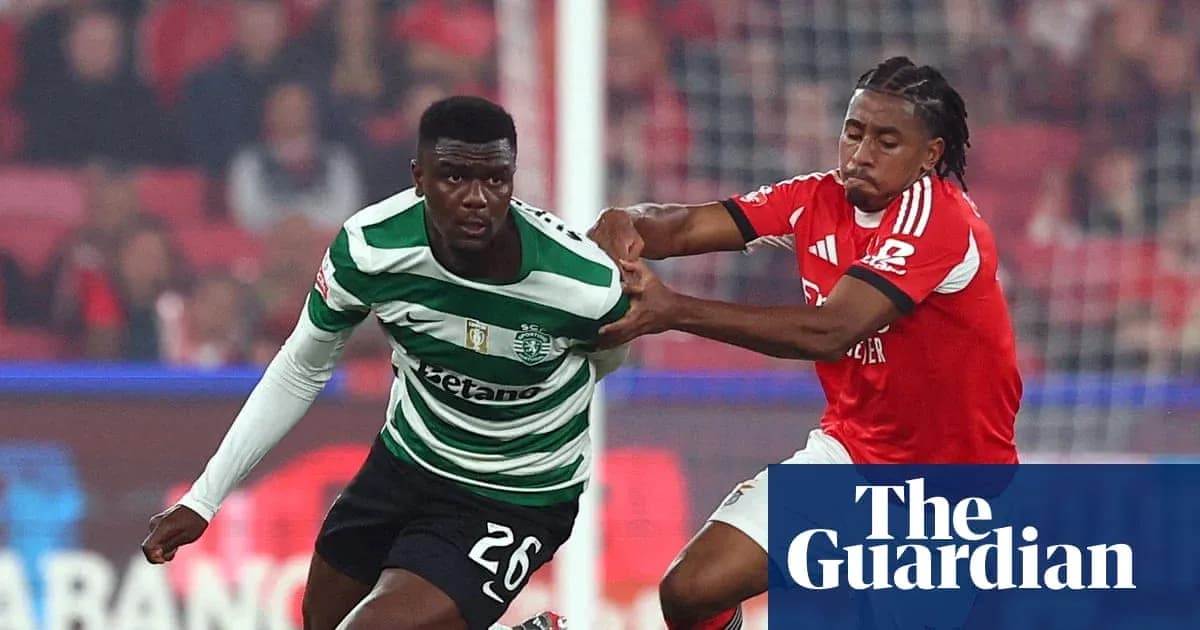 Jugador de Sporting CP luchando por el balón