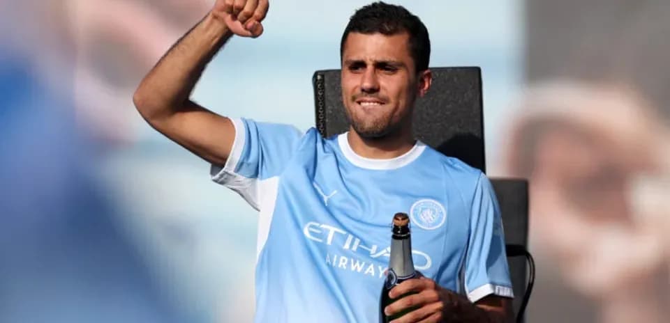 Jugador sosteniendo una botella de champán en celebración