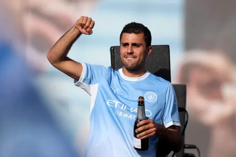 Jugador sosteniendo una botella de champán en celebración
