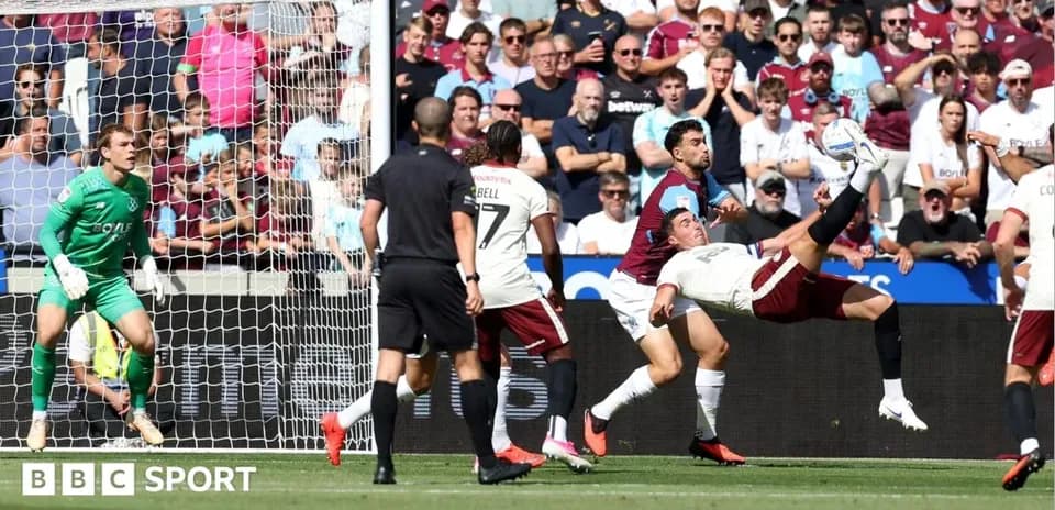 Jugador realizando una chilena en el área rival