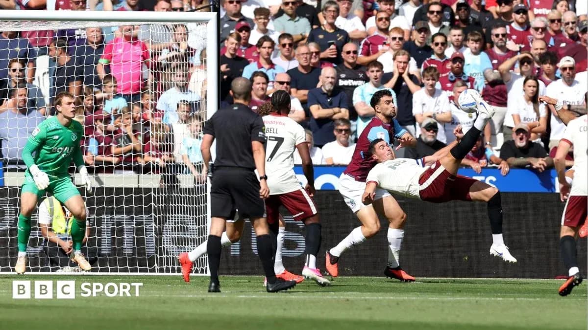 Jugador realizando una chilena en el área rival