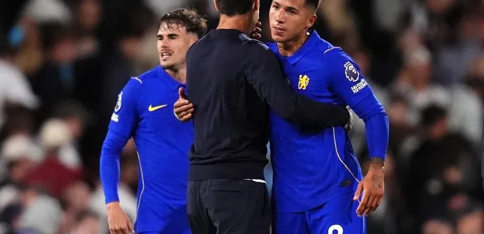 Jugadores de Chelsea siendo consolados tras el partido