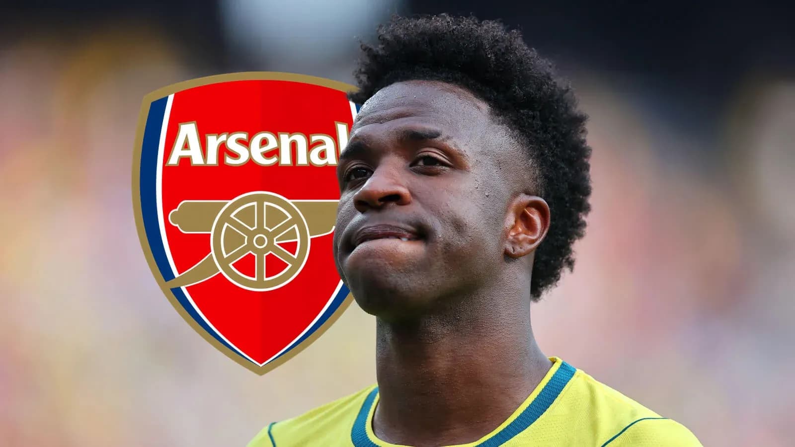 Jugador con camiseta amarilla frente al logo de Arsenal