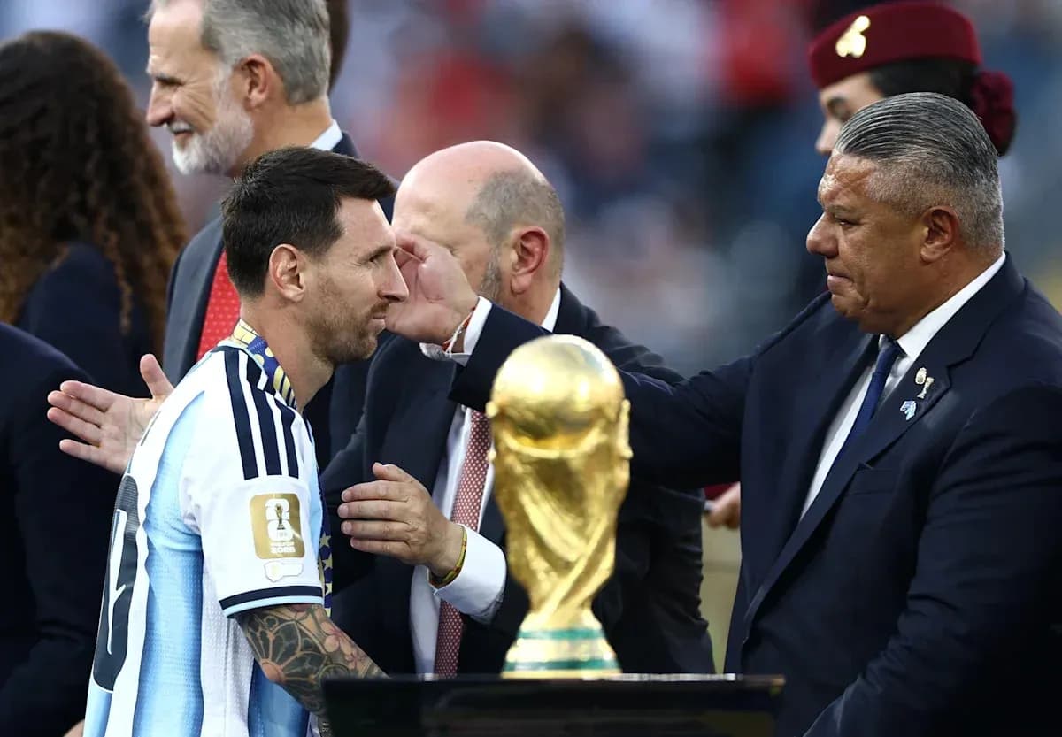 Lionel Messi recibiendo el trofeo de la Copa Mundial