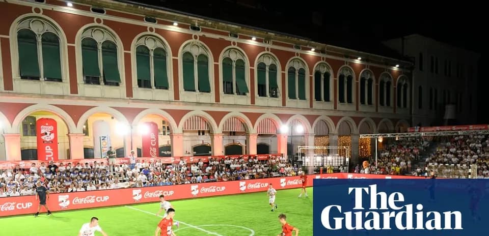 Jugadores compitiendo en el Coca-Cola Cup de noche