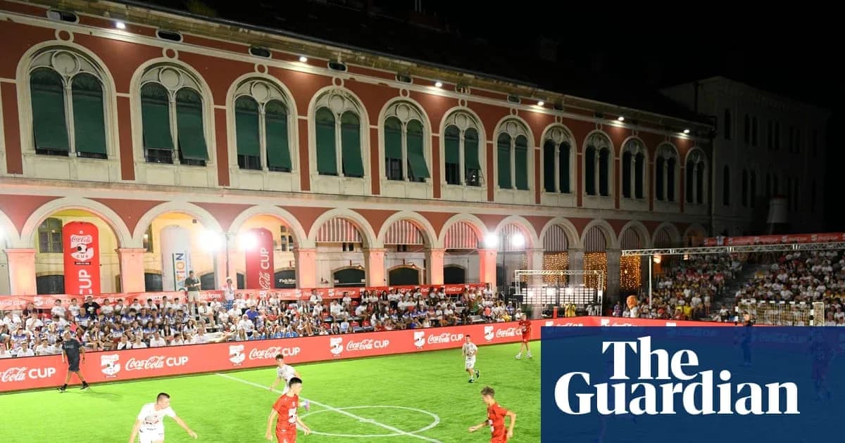 Jugadores compitiendo en el Coca-Cola Cup de noche