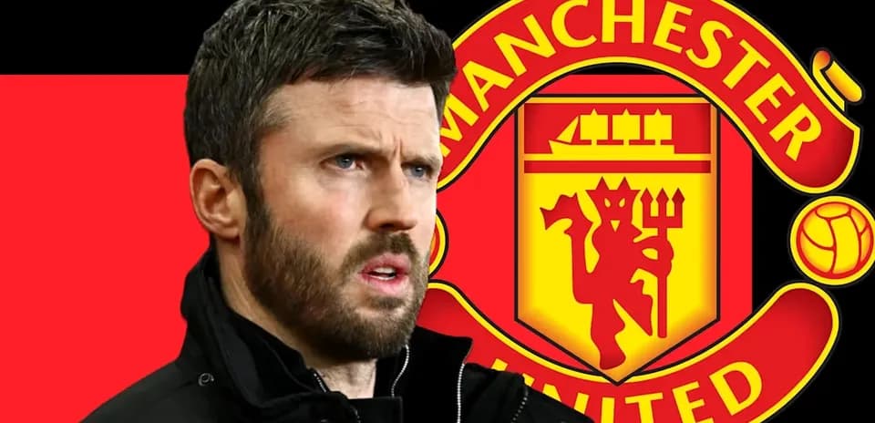Entrenador con logo de Manchester United de fondo