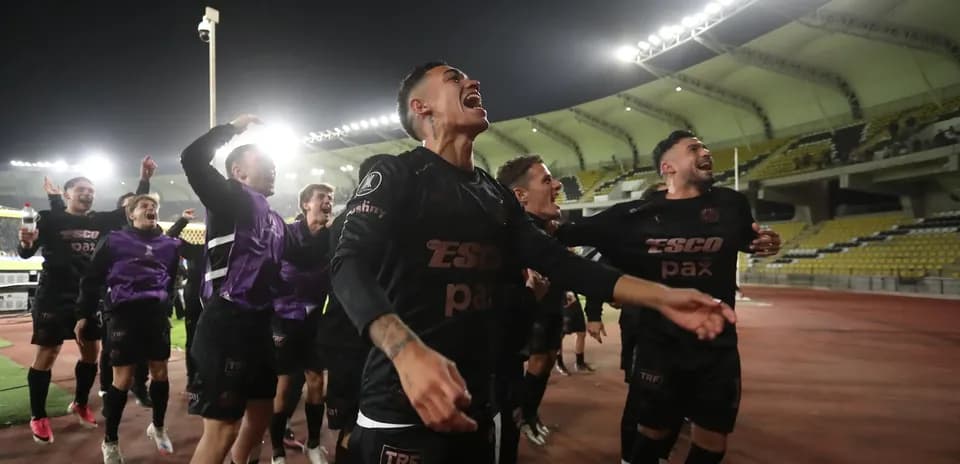 Jugadores celebrando tras la victoria en el partido