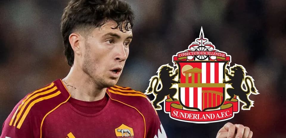 Jugador de la Roma con el escudo de Sunderland