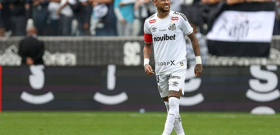Jugador de Santos sonriendo durante el partido