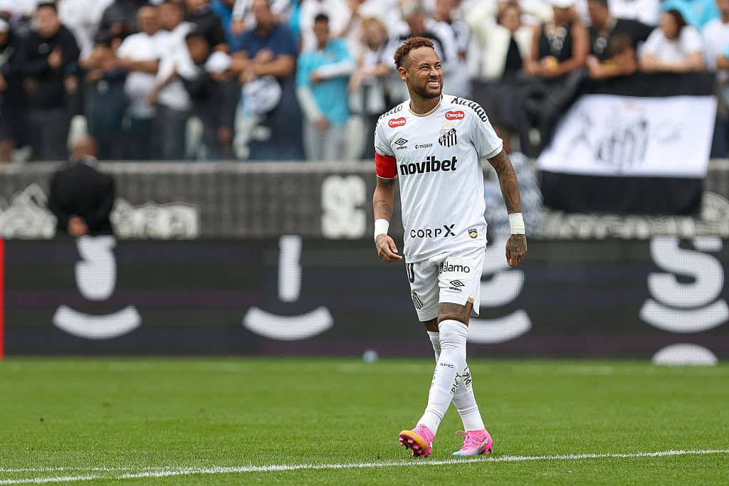 Jugador de Santos sonriendo durante el partido
