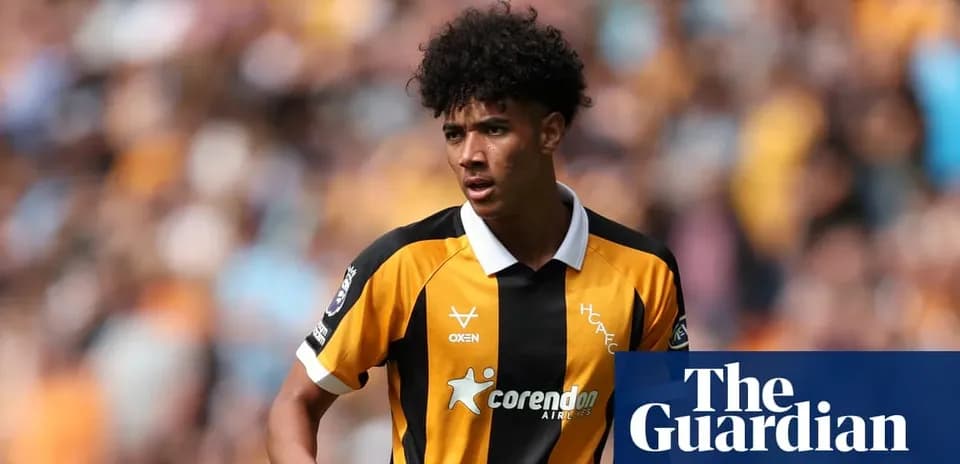 Jugador con camiseta amarilla y negra en el campo