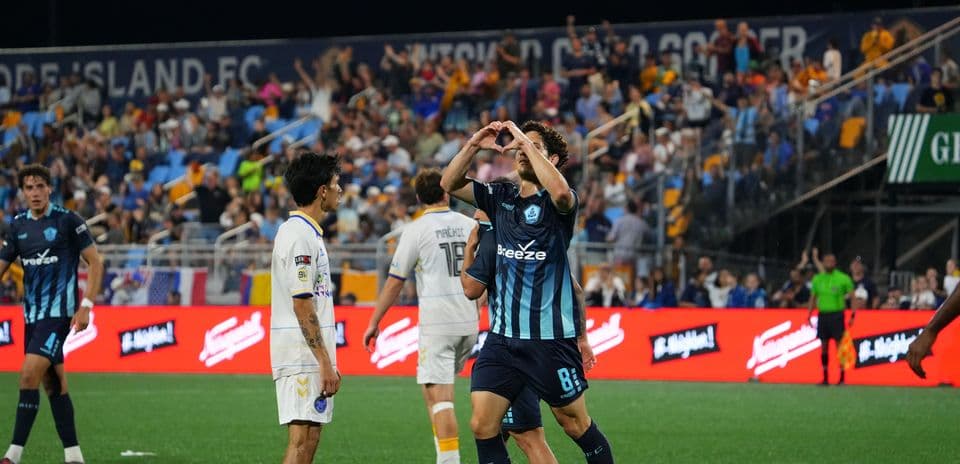 Jugador celebra con un gesto de corazón