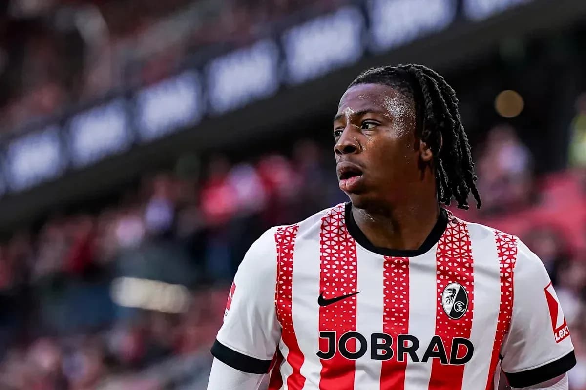 Jugador con camiseta de SC Freiburg en el campo