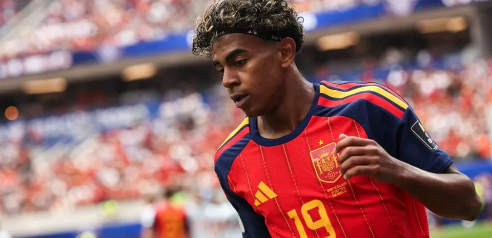 Jugador de España corriendo en el campo durante partido