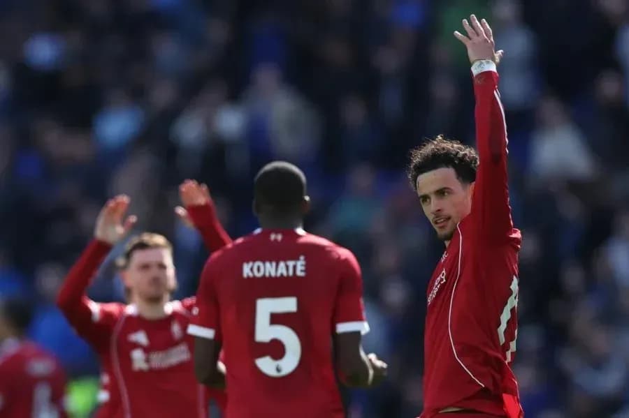 Jugadores de Liverpool celebrando en el campo