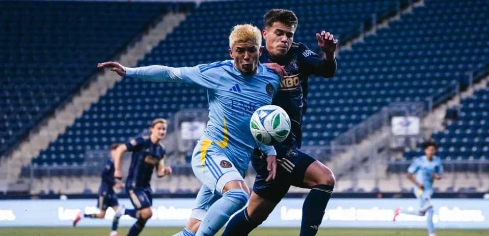 Jugador de Philadelphia Union II compitiendo por el balón