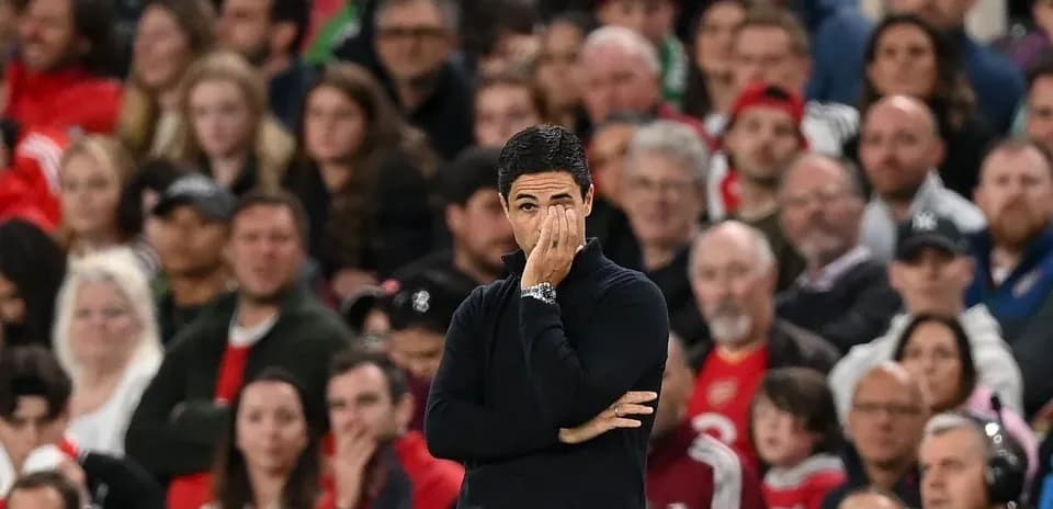 Entrenador observando desde la banda durante el partido