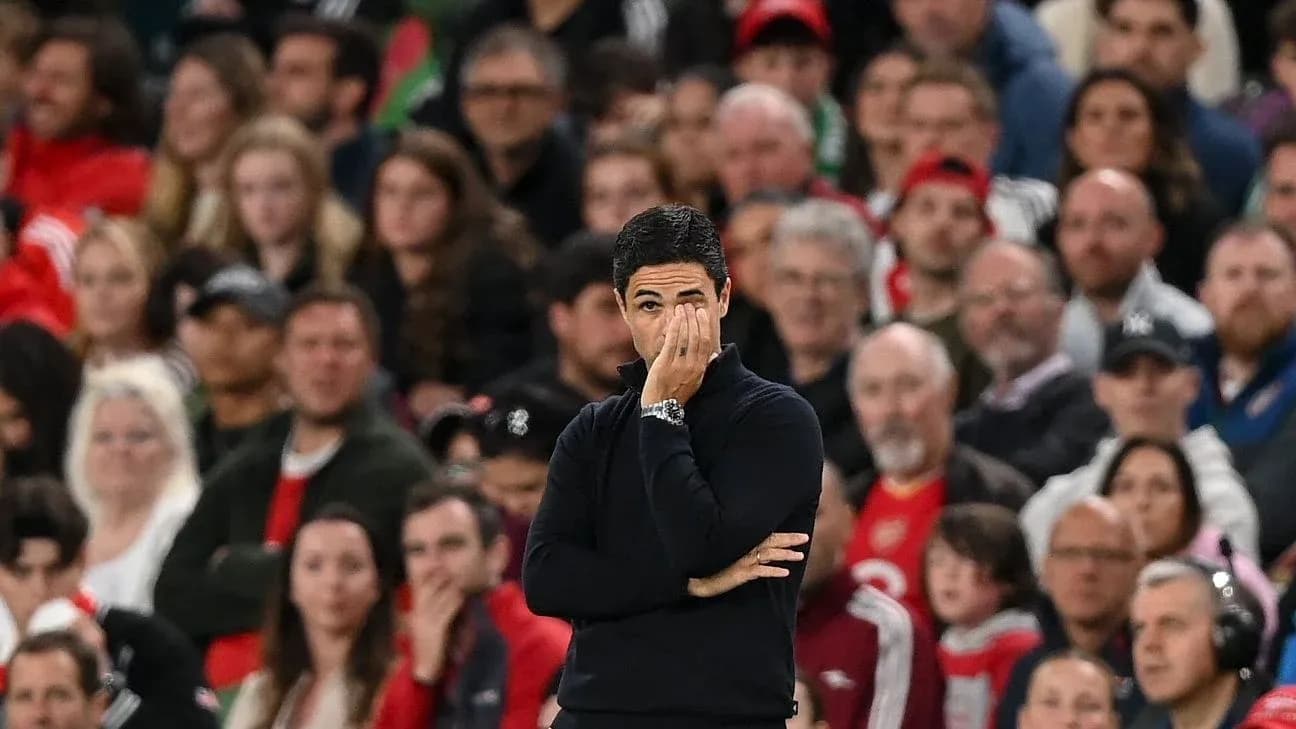 Entrenador observando desde la banda durante el partido