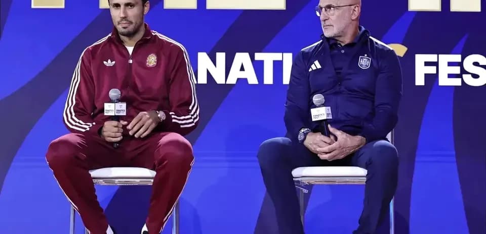 Dos entrenadores en conferencia de prensa sentados