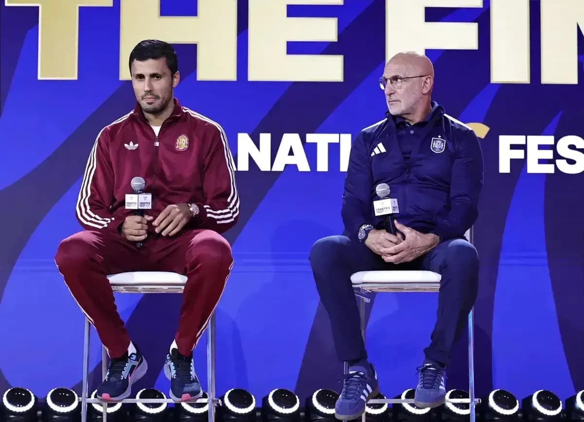 Dos entrenadores en conferencia de prensa sentados