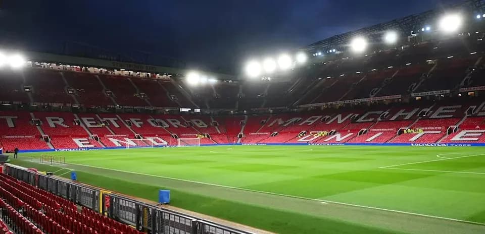 Estadio Old Trafford con césped y gradas vacías