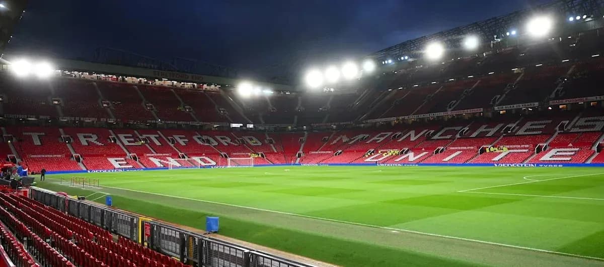 Estadio Old Trafford con césped y gradas vacías