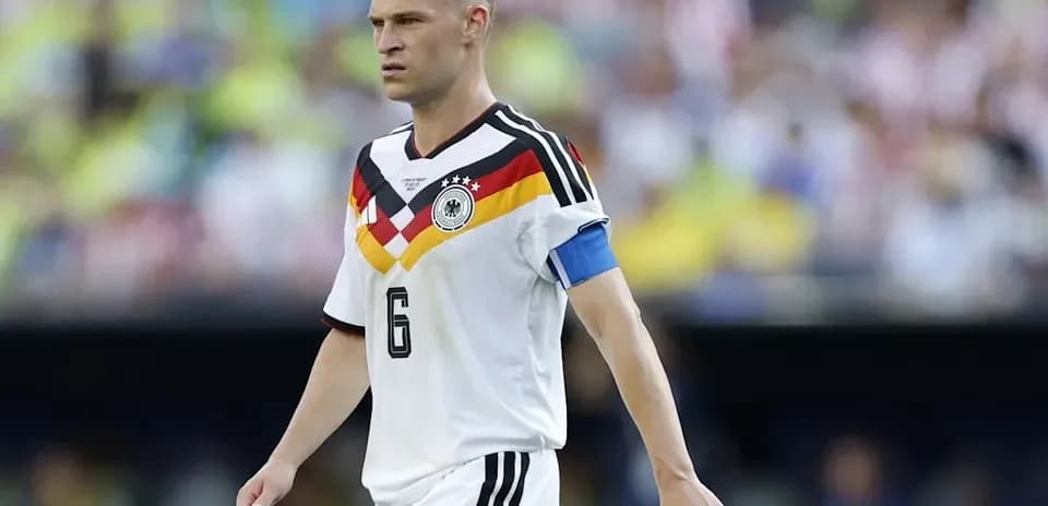 Jugador alemán caminando en el campo de fútbol