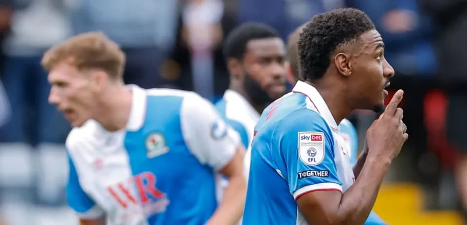 Jugador de Blackburn Rovers celebrando un gol