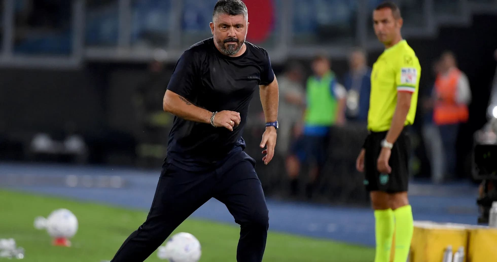 Entrenador corriendo durante un partido de fútbol