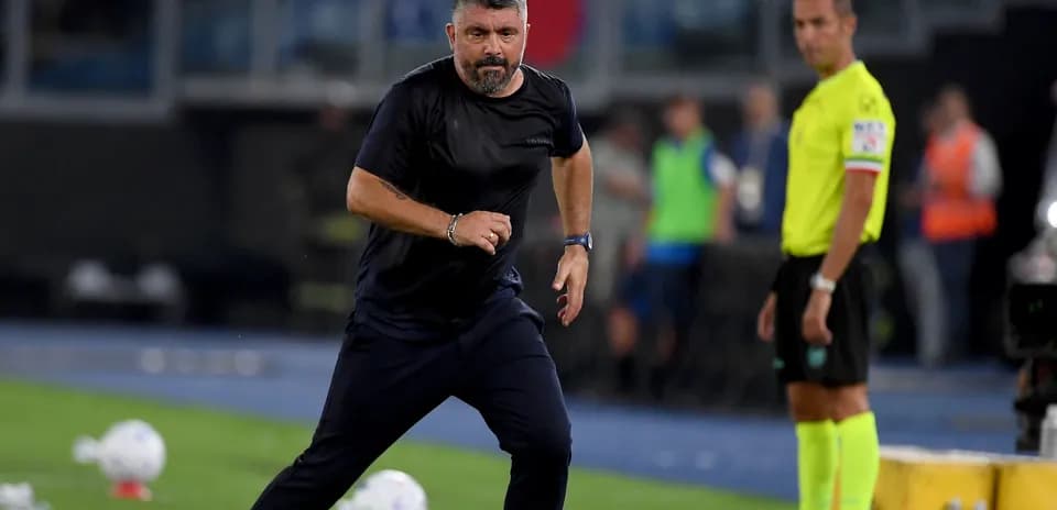 Entrenador corriendo durante un partido de fútbol