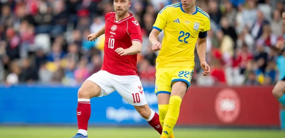 Cristian Eriksen y jugador ucraniano corriendo tras balón
