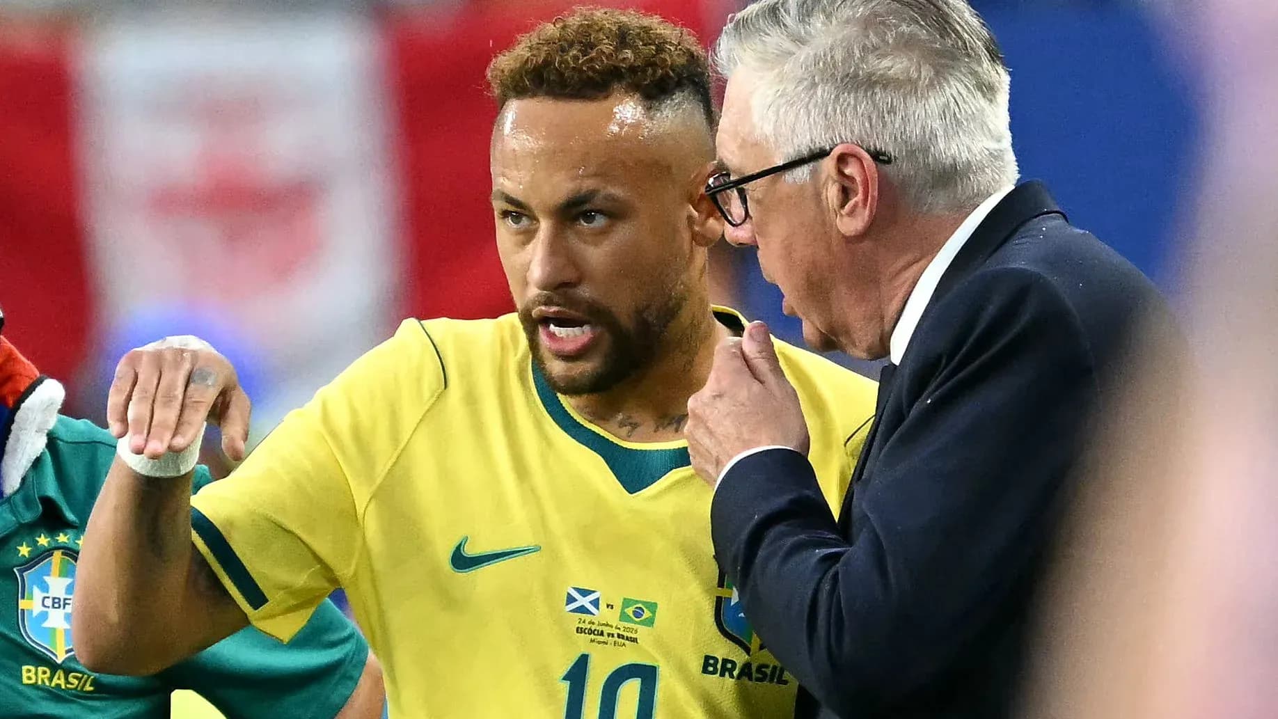 Neymar conversando con el entrenador durante el partido