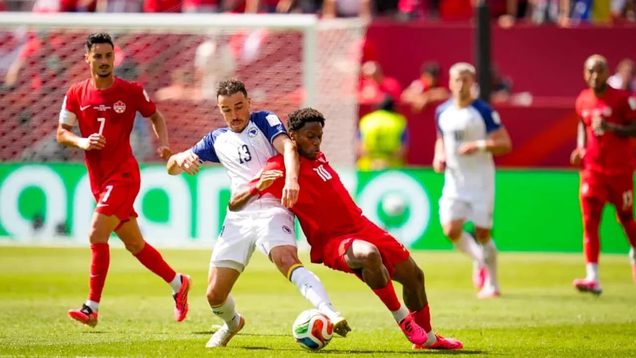 Jugador de Canadá luchando por el balón