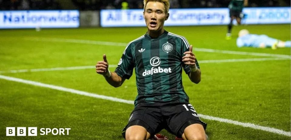 Jugador celebrando un gol en el campo de fútbol