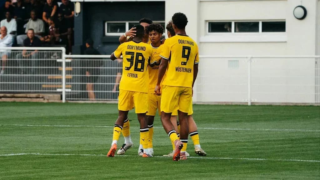 Jugadores de Dortmund celebrando un gol juntos