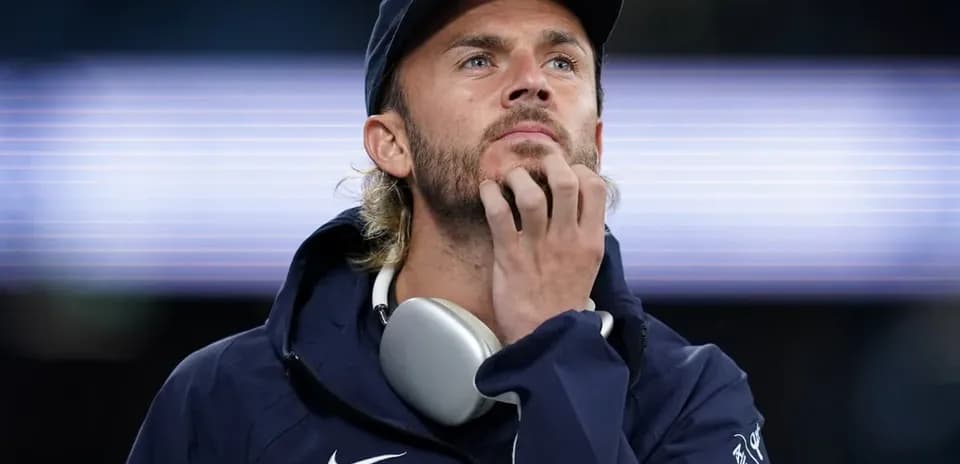 Hombre pensativo con auriculares en el cuello