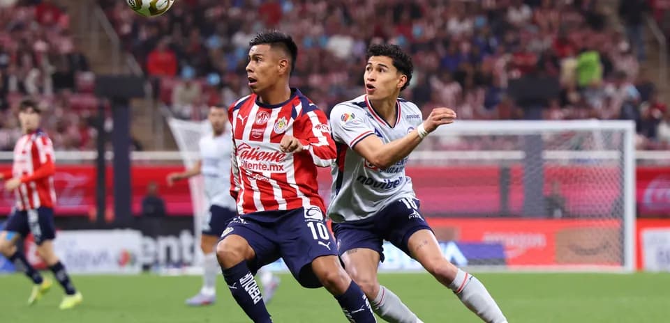 Jugador de Chivas controla el balón en el partido