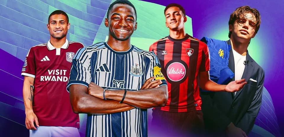 Cuatro jugadores de fútbol posando en uniforme