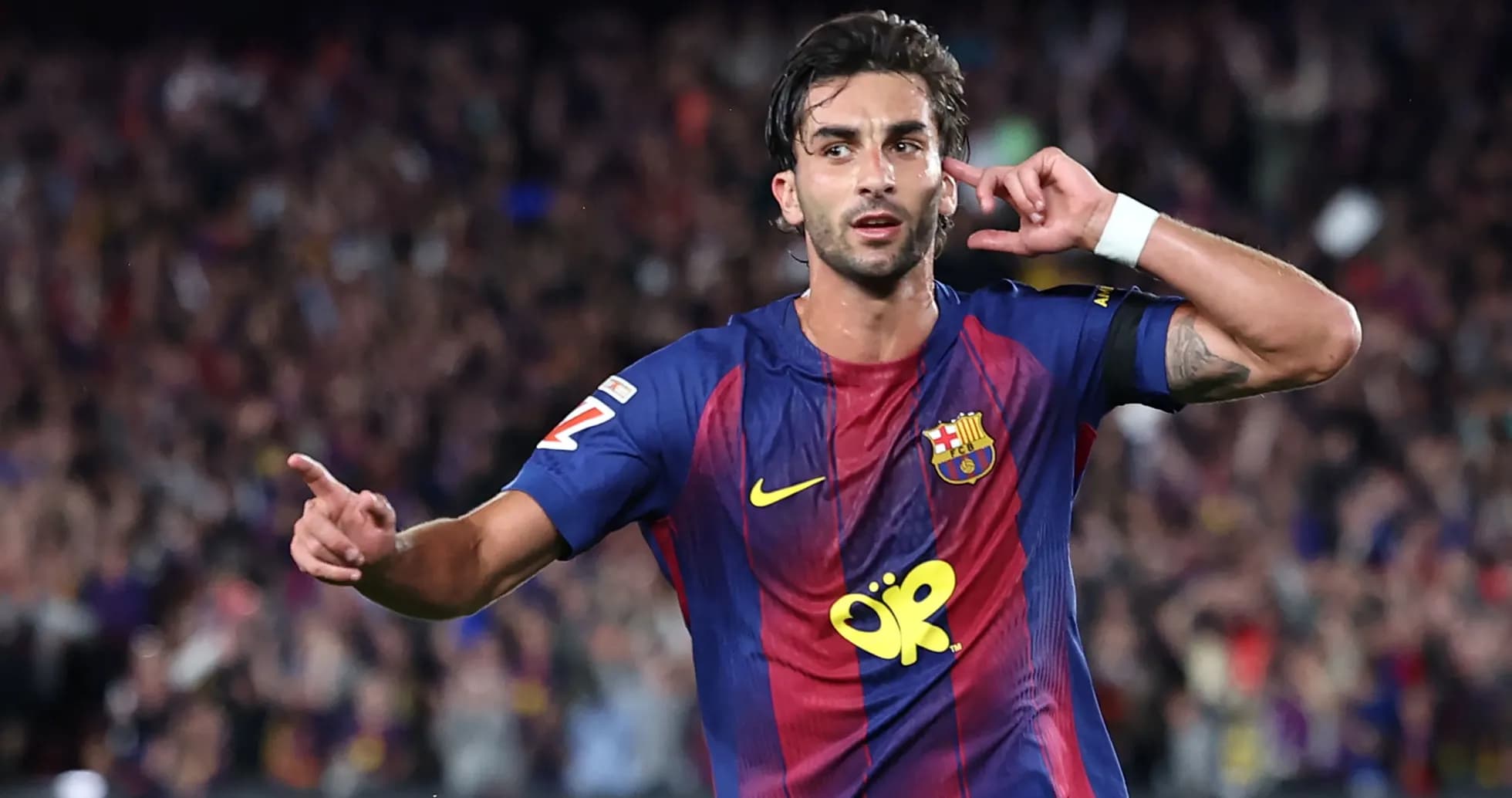 Jugador del Barcelona celebrando un gol ante la afición