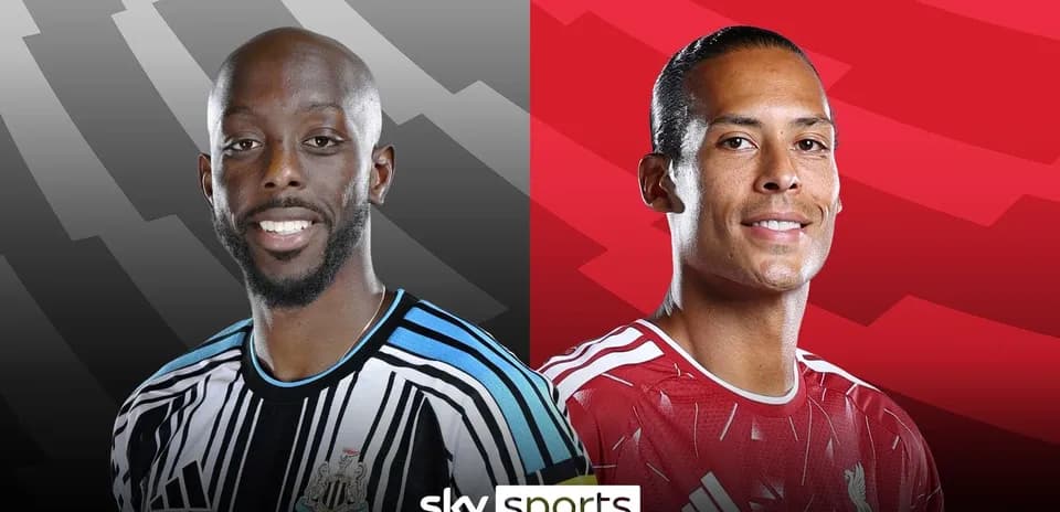 Jugadores de Newcastle y Liverpool en fondo dividido