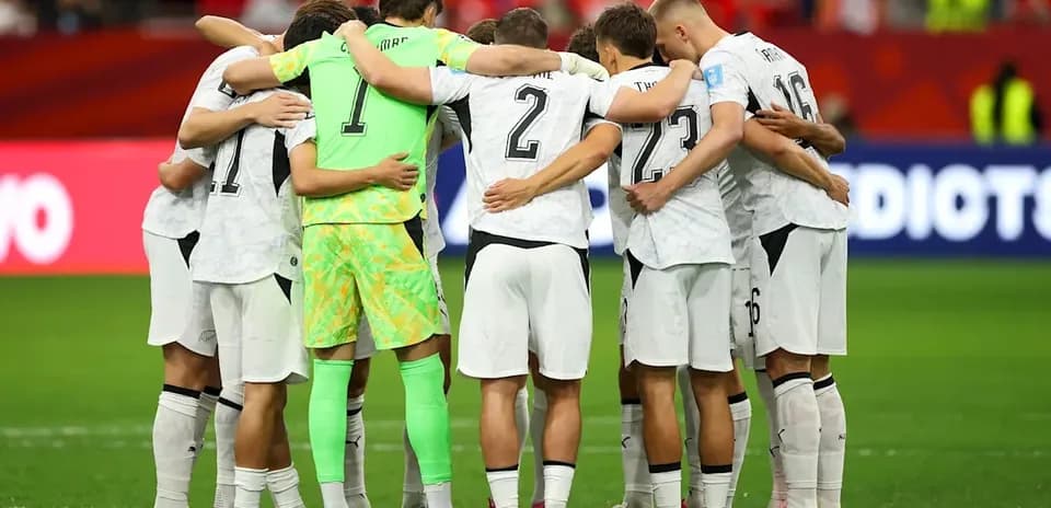 Equipo de fútbol en círculo antes del partido