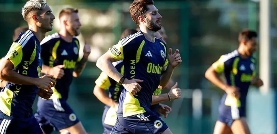 Jugadores de Fenerbahçe entrenando en el campo