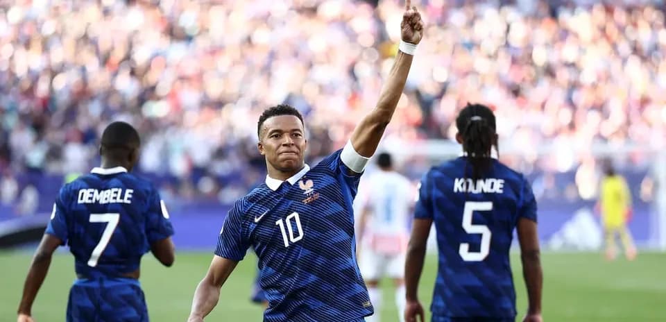 Kylian Mbappé celebra un gol durante el partido