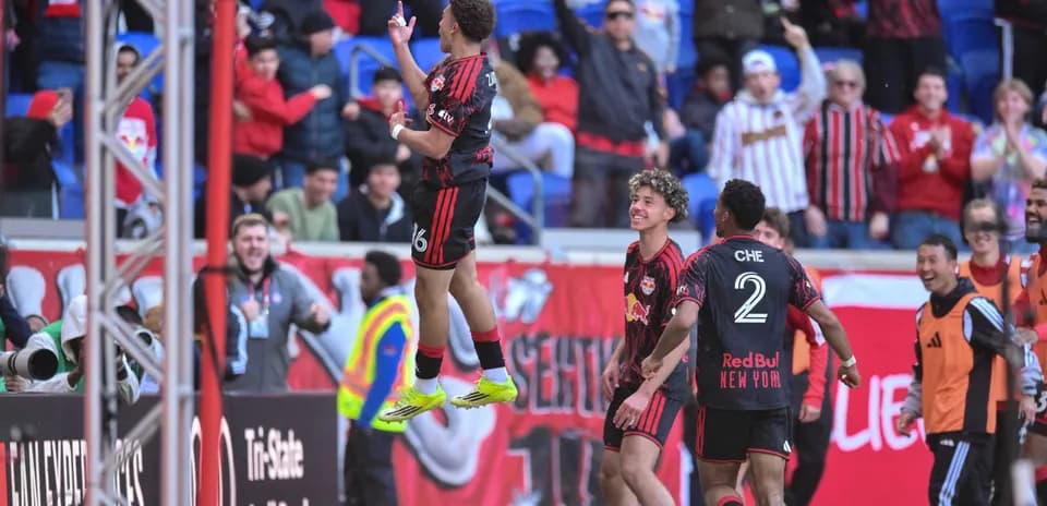 Jugadores del New York RB II celebrando un gol