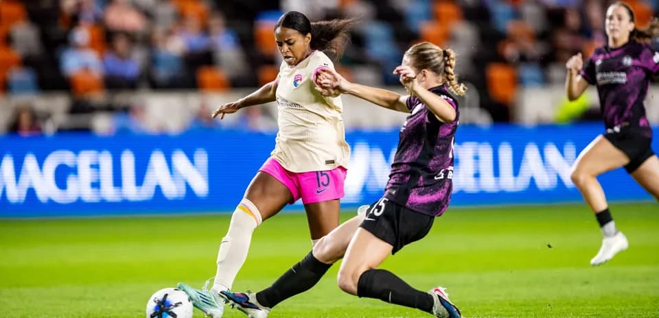 Jugadora de Houston Dash desafiando a oponente